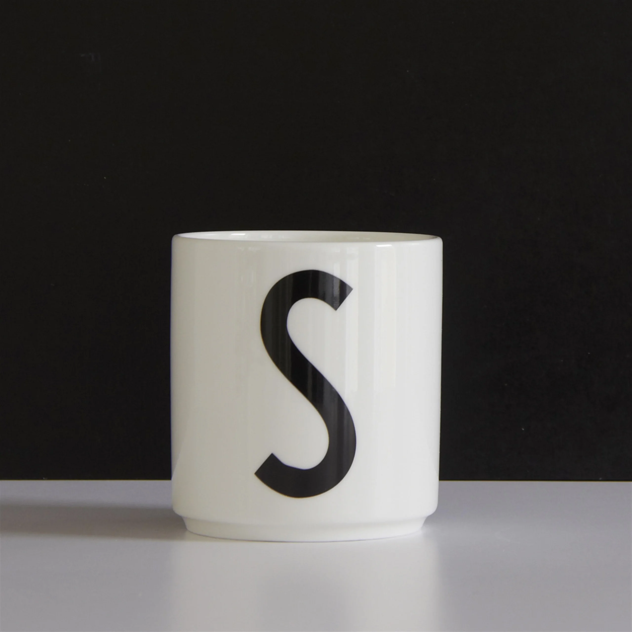 Taza Con Letra Design Letters 4 Taza Con Letra Design Letters - Imagen 4