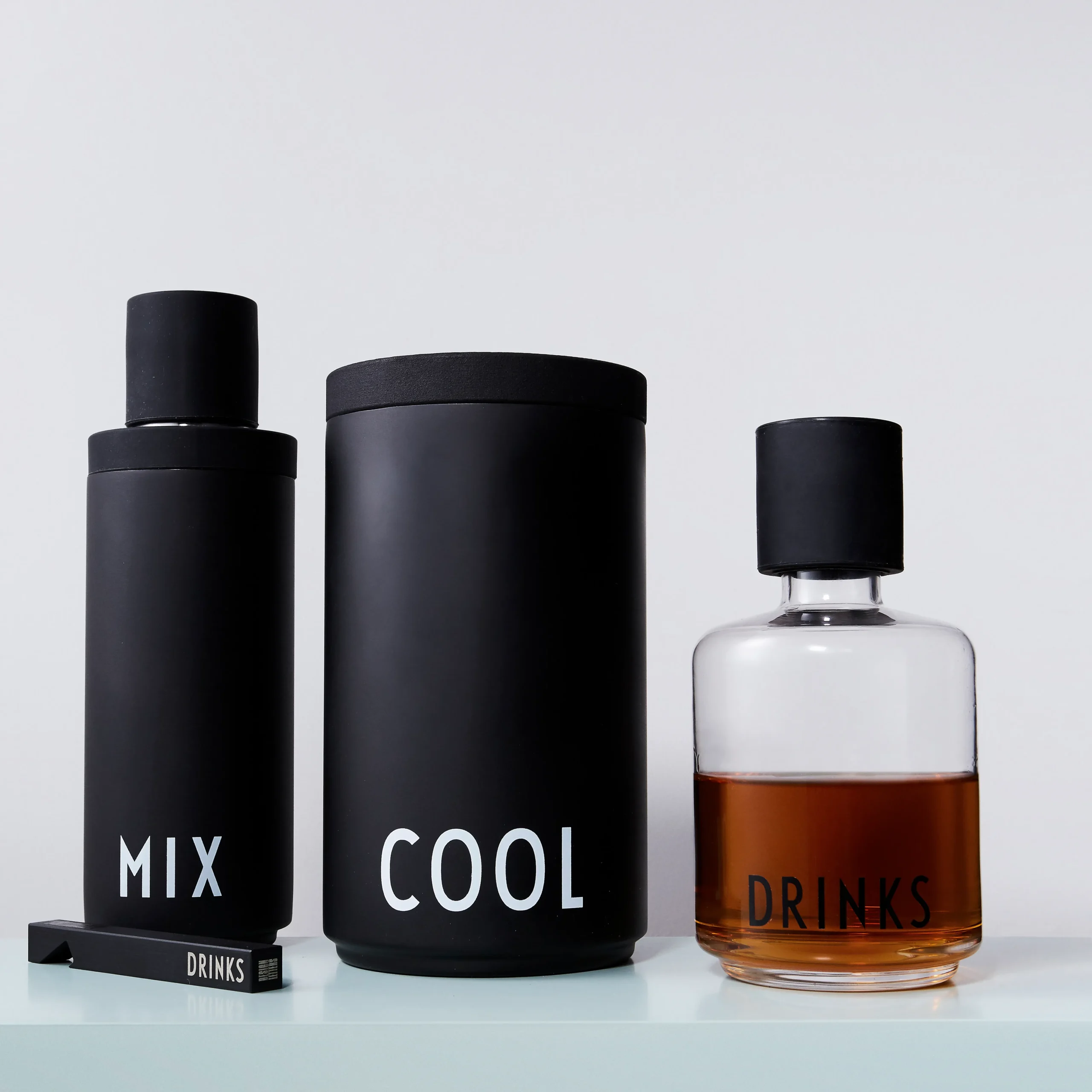 Coctelera Design Letters Negro 4 Coctelera Design Letters Negro - Imagen 4